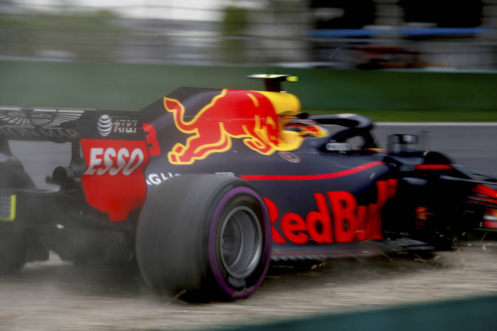 Foto zur News: Max Verstappen (5): &quot;Mad Max&quot; kommt einfach nicht zur Ruhe. Durch das glückliche Safety-Car hätte er eigentlich gewinnen müssen. Das gescheiterte Manöver gegen Hamilton ist gerade noch vertretbar. Das gegen Vettel nicht. Schade, denn rein vom Speed her ist er momentan der schnellere Red-Bull-Fahrer.