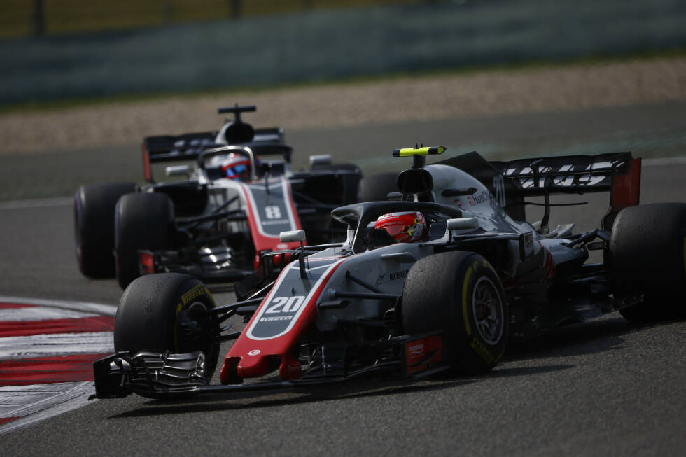 Foto zur News: Kevin Magnussen (3): Der einstige Prügelknabe wird zunehmend zum Kritikerliebling. Setzte Grosjean trotz der härteren Reifen von Beginn an unter Druck, fuhr als Achter die nächsten vier Punkte nach Hause. Auf Vettel fehlten 3,8 Sekunden. Mehr war mit dem Haas nicht drin.