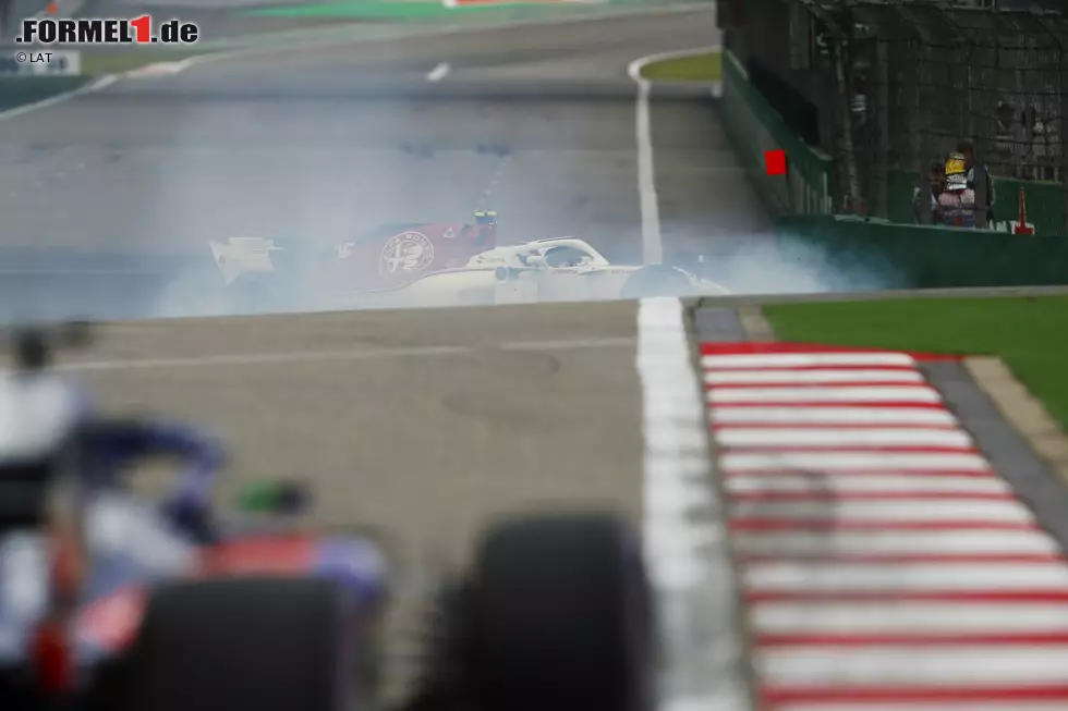 Foto zur News: Charles Leclerc (5): Der mit Vorschusslorbeeren überhäufte Rookie bleibt fehleranfällig. Seinen Dreher im Rennen will er nicht auf seine Kappe nehmen. Jener in Q1 erinnerte frappant an Antonio Giovinazzi vor einem Jahr an gleicher Stelle. Der wurde dafür auch gescholten. Das kann Leclerc viel besser!