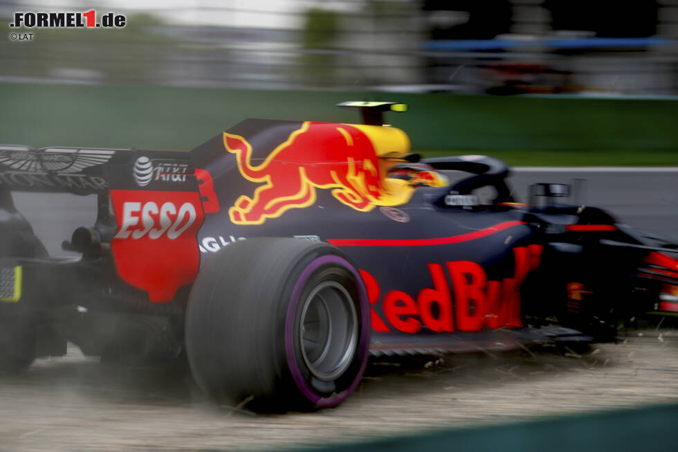 Foto zur News: Max Verstappen (5): &quot;Mad Max&quot; kommt einfach nicht zur Ruhe. Durch das glückliche Safety-Car hätte er eigentlich gewinnen müssen. Das gescheiterte Manöver gegen Hamilton ist gerade noch vertretbar. Das gegen Vettel nicht. Schade, denn rein vom Speed her ist er momentan der schnellere Red-Bull-Fahrer.