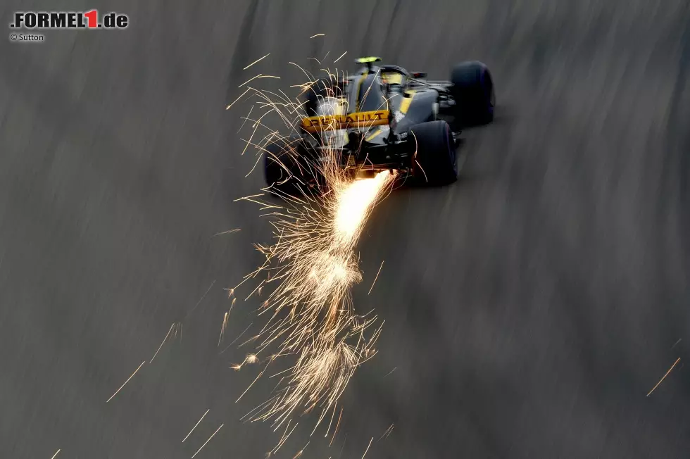 Carlos Sainz (3): Eigentlich hat der Spanier nicht viel falsch gemacht. Wer aber von Hülkenberg sowohl im Qualifying als auch im Rennen so klar geschlagen wird, hat bestenfalls eine 3 verdient. Sinnbildlich die Szene nach dem Boxenstopp, als Hülkenberg trocken durch den Verkehr pflügte, Sainz aber ins Stocken kam. Foto zur News: Carlos Sainz (3): Eigentlich hat der Spanier nicht viel falsch gemacht. Wer aber von Hülkenberg sowohl im Qualifying als auch im Rennen so klar geschlagen wird, hat bestenfalls eine 3 verdient. Sinnbildlich die Szene nach dem Boxenstopp, als Hülkenberg trocken durch den Verkehr pflügte, Sainz aber ins Stocken kam.