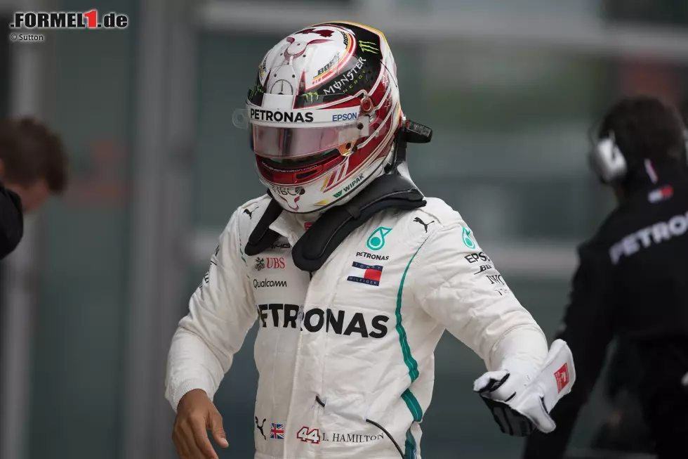 Lewis Hamilton (3): China war sicher keines der besseren Rennwochenenden des viermaligen Weltmeisters. Aber ein Hamilton in so mieser Form ist immer noch besser als die meisten anderen Fahrer im Feld! Foto zur News: Lewis Hamilton (3): China war sicher keines der besseren Rennwochenenden des viermaligen Weltmeisters. Aber ein Hamilton in so mieser Form ist immer noch besser als die meisten anderen Fahrer im Feld!