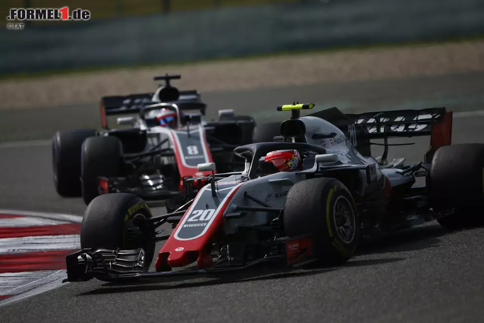 Kevin Magnussen (3): Der einstige Prügelknabe wird zunehmend zum Kritikerliebling. Setzte Grosjean trotz der härteren Reifen von Beginn an unter Druck, fuhr als Achter die nächsten vier Punkte nach Hause. Auf Vettel fehlten 3,8 Sekunden. Mehr war mit dem Haas nicht drin. Foto zur News: Kevin Magnussen (3): Der einstige Prügelknabe wird zunehmend zum Kritikerliebling. Setzte Grosjean trotz der härteren Reifen von Beginn an unter Druck, fuhr als Achter die nächsten vier Punkte nach Hause. Auf Vettel fehlten 3,8 Sekunden. Mehr war mit dem Haas nicht drin.