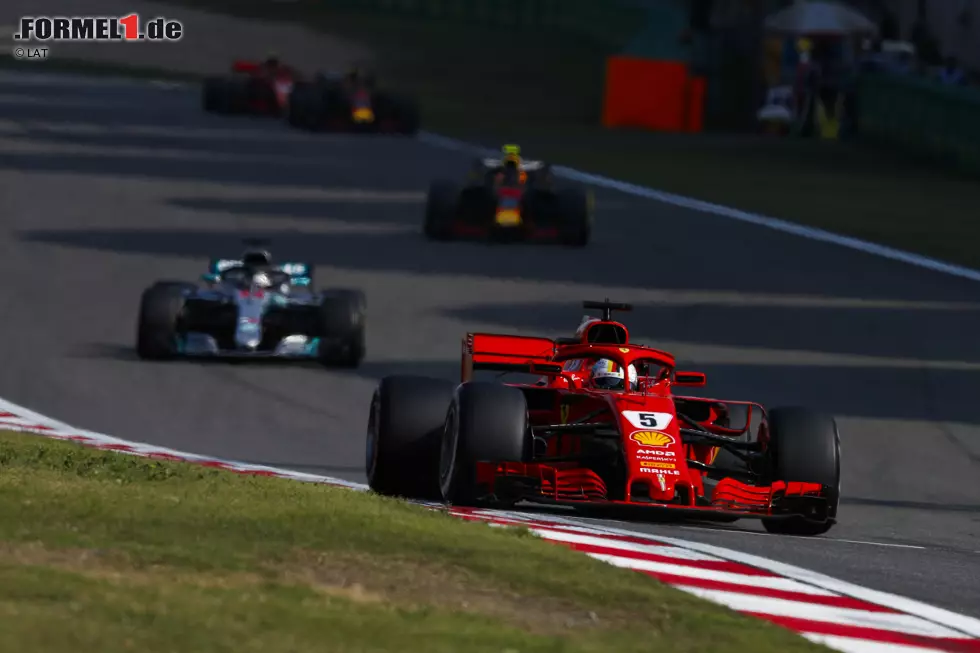 Sebastian Vettel (2): Eigentlich eine astreine Leistung, denn für die Kollision mit Verstappen konnte er nichts. Zur 1 fehlt uns, dass er sich in der entscheidenden Runde gegen den "Undercut" von Bottas nicht durchsetzen konnte. Und nach dem Crash mit angeschlagenem Auto zu viel gejammert hat, statt zu fighten. Foto zur News: Sebastian Vettel (2): Eigentlich eine astreine Leistung, denn für die Kollision mit Verstappen konnte er nichts. Zur 1 fehlt uns, dass er sich in der entscheidenden Runde gegen den "Undercut" von Bottas nicht durchsetzen konnte. Und nach dem Crash mit angeschlagenem Auto zu viel gejammert hat, statt zu fighten.