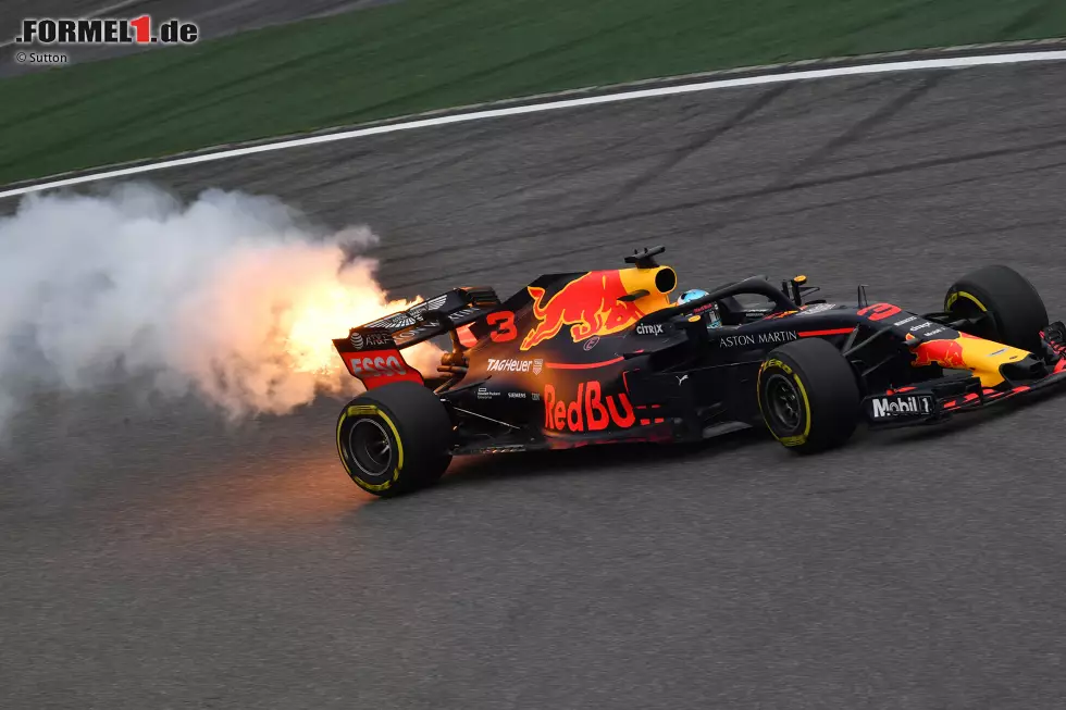 Daniel Ricciardo (2): Sein Finish war unwiderstehlich. Im Gegensatz zu Verstappen trifft er immer genau dann die richtigen Entscheidungen, wenn es drauf ankommt - selbst nach so schwierigen Wochenenden mit einem Motorplatzer. Aber nüchtern betrachtet muss man zugeben: Unter normalen Umständen hatte er nicht gewonnen. Foto zur News: Daniel Ricciardo (2): Sein Finish war unwiderstehlich. Im Gegensatz zu Verstappen trifft er immer genau dann die richtigen Entscheidungen, wenn es drauf ankommt - selbst nach so schwierigen Wochenenden mit einem Motorplatzer. Aber nüchtern betrachtet muss man zugeben: Unter normalen Umständen hatte er nicht gewonnen.