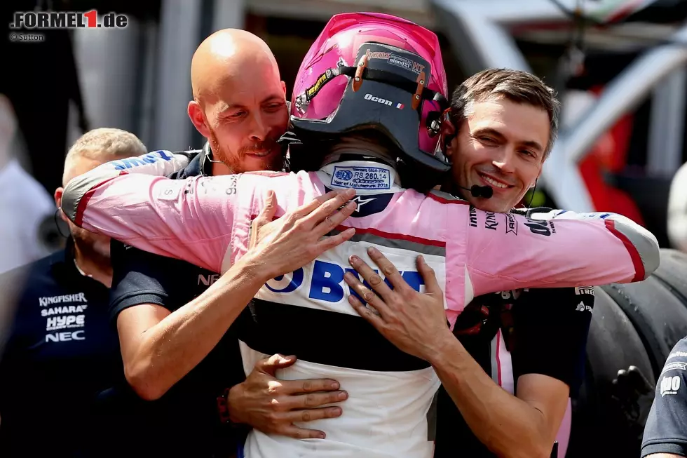 Esteban Ocon (2): "Best of the Rest" in Qualifying und Rennen, und das mit einem Force India in Monaco - das hätte nach den ersten Rennen kaum jemand für möglich gehalten. Ocon jubelte zurecht über seine Leistung. Das Bremsproblem im Finish konnte ihm nichts mehr anhaben. Foto zur News: Esteban Ocon (2): "Best of the Rest" in Qualifying und Rennen, und das mit einem Force India in Monaco - das hätte nach den ersten Rennen kaum jemand für möglich gehalten. Ocon jubelte zurecht über seine Leistung. Das Bremsproblem im Finish konnte ihm nichts mehr anhaben.