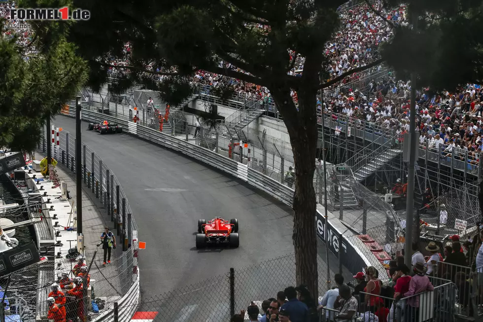 Sebastian Vettel (2): Schneller als der Teamkollege, keine nennenswerten Fehler gemacht - nur dass er Ricciardo trotz dessen kaputter MGU-K so gar nicht unter Druck setzen konnte, mag man dem viermaligen Weltmeister anlasten. Vielleicht hat er aber auch aus Baku gelernt, keine Dummheiten zu riskieren? Foto zur News: Sebastian Vettel (2): Schneller als der Teamkollege, keine nennenswerten Fehler gemacht - nur dass er Ricciardo trotz dessen kaputter MGU-K so gar nicht unter Druck setzen konnte, mag man dem viermaligen Weltmeister anlasten. Vielleicht hat er aber auch aus Baku gelernt, keine Dummheiten zu riskieren?