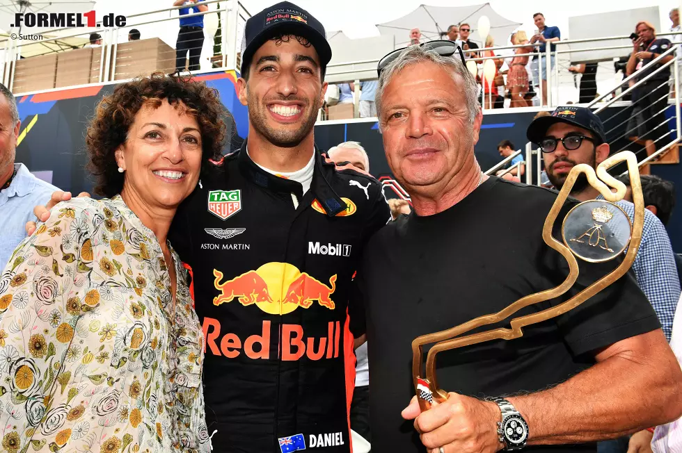 Daniel Ricciardo (1): Gleich schnell wie Verstappen vom reinen Speed her, und um Längen besser in der Ausführung: Das war die Fahrt eines großen Champions, auch ohne MGU-K und siebten Gang. Papa Joe (geboren in Italien als Giuseppe), ein Ferrari- und Porsche-Sammler, und Mama Grace sind stolz. Zurecht! Foto zur News: Daniel Ricciardo (1): Gleich schnell wie Verstappen vom reinen Speed her, und um Längen besser in der Ausführung: Das war die Fahrt eines großen Champions, auch ohne MGU-K und siebten Gang. Papa Joe (geboren in Italien als Giuseppe), ein Ferrari- und Porsche-Sammler, und Mama Grace sind stolz. Zurecht!