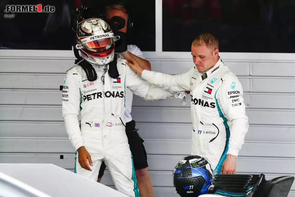 Lewis Hamilton (2): Es kann keine Eins geben, wenn der Sieg durch eine Stallorder vergeben wurde. Hamilton weiß das. Dabei war er bis Q3 klar schneller als Bottas - und das auf dessen Spezialstrecke. Negativ: Der Fehler in Q3 kostete ihn die Pole. Und durch den Verbremser in der Boxeneinfahrt fiel er hinter Vettel zurück. Foto zur News: Lewis Hamilton (2): Es kann keine Eins geben, wenn der Sieg durch eine Stallorder vergeben wurde. Hamilton weiß das. Dabei war er bis Q3 klar schneller als Bottas - und das auf dessen Spezialstrecke. Negativ: Der Fehler in Q3 kostete ihn die Pole. Und durch den Verbremser in der Boxeneinfahrt fiel er hinter Vettel zurück.
