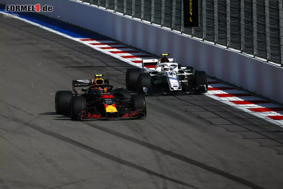Max Verstappen (1): Was er in der ersten Runde abgeliefert hat, war einfach unwiderstehlich! Und danach setzte er auf einer Power-Strecke mit Renault-Motor phasenweise sogar Räikkönen im Ferrari unter Druck. Im Fernduell. Letztendlich war es doch eine klare Sache. Das kann seine grandiose Aufholjagd aber nicht trüben. Foto zur News: Max Verstappen (1): Was er in der ersten Runde abgeliefert hat, war einfach unwiderstehlich! Und danach setzte er auf einer Power-Strecke mit Renault-Motor phasenweise sogar Räikkönen im Ferrari unter Druck. Im Fernduell. Letztendlich war es doch eine klare Sache. Das kann seine grandiose Aufholjagd aber nicht trüben.