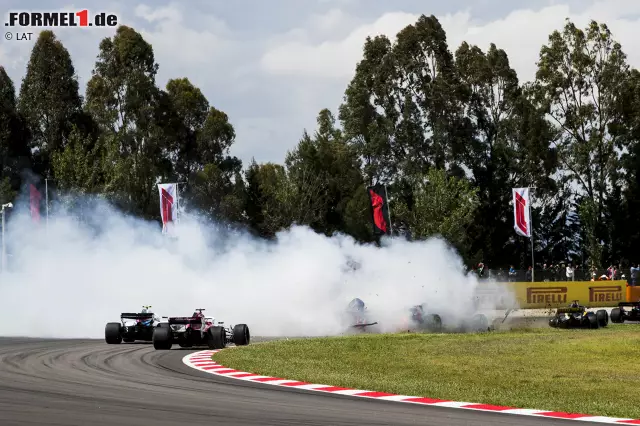 Foto zur News: Romain Grosjean (6): Schon am Ende von Q2 hat Grosjean einen Fehler gemacht, durch den er in Q3 nicht mehr attackieren konnte. Und der Crash in Kurve 3 war - hart gesagt - sein zweiter "Brain-Fade" in zwei Wochen. Es scheint, als falle der Haas-Pilot in alte Muster aus seiner ungestümen Lotus-Zeit zurück.