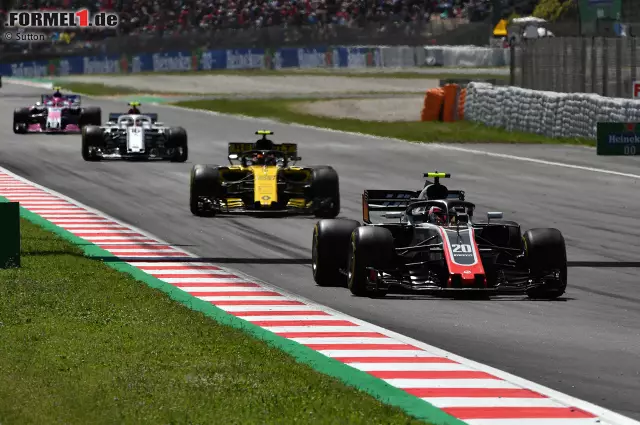 Kevin Magnussen (2): Die Drängel-Nummer mit Gasly in Baku war unnötig. Sein klitzekleiner Fehler in der ersten Runde war keine Absicht, hat aber Grosjean aus dem Rennen geworfen. Und trotzdem: Magnussen fährt in der Form seines Lebens. Und bringt die Resultate für das Haas-Team nach Hause. Foto zur News: Kevin Magnussen (2): Die Drängel-Nummer mit Gasly in Baku war unnötig. Sein klitzekleiner Fehler in der ersten Runde war keine Absicht, hat aber Grosjean aus dem Rennen geworfen. Und trotzdem: Magnussen fährt in der Form seines Lebens. Und bringt die Resultate für das Haas-Team nach Hause.
