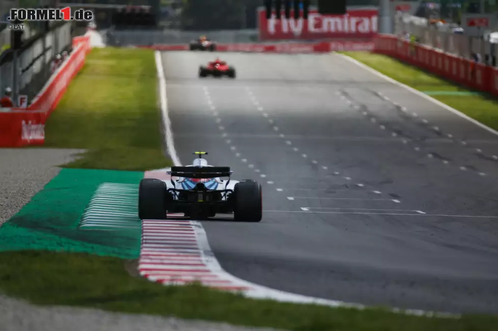 Sergei Sirotkin (5): Rein vom Speed her, finden Experten, ist der Russe einer der langsamsten Fahrer im Feld. Positiv anzumerken ist, dass er sich durch das Rennen in Barcelona gequält hat, weil ihm der schlecht angepasste Sitz Schmerzen bereitete. Negativ sein Dreher während der VSC-Phase. Foto zur News: Sergei Sirotkin (5): Rein vom Speed her, finden Experten, ist der Russe einer der langsamsten Fahrer im Feld. Positiv anzumerken ist, dass er sich durch das Rennen in Barcelona gequält hat, weil ihm der schlecht angepasste Sitz Schmerzen bereitete. Negativ sein Dreher während der VSC-Phase.