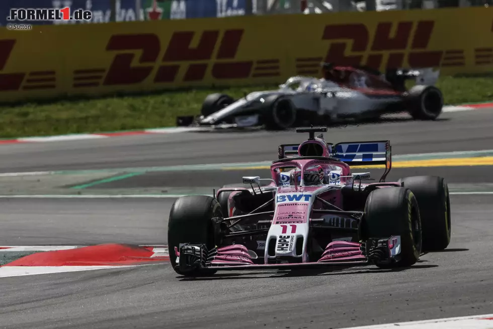 Sergio Perez (3): Der Mexikaner hat nicht das Fahren verlernt, sondern der Force India lässt momentan unter normalen Bedingungen nicht mehr zu als neunte Plätze. Dazu kommt ein bisschen Rennpech, etwa bei der Dreierkollision in Kurve 3 oder als er über Verstappens Frontflügel-Endplatte fuhr. Foto zur News: Sergio Perez (3): Der Mexikaner hat nicht das Fahren verlernt, sondern der Force India lässt momentan unter normalen Bedingungen nicht mehr zu als neunte Plätze. Dazu kommt ein bisschen Rennpech, etwa bei der Dreierkollision in Kurve 3 oder als er über Verstappens Frontflügel-Endplatte fuhr.