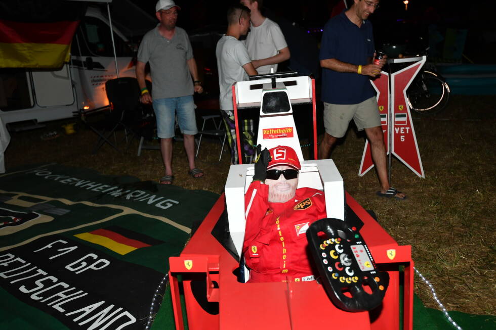 Foto zur News: Mancher Fan hatte für die ultimative Stippvisite sogar ein Pappmaché-Modell des Lokalhelden Sebastian Vettel gebastelt.