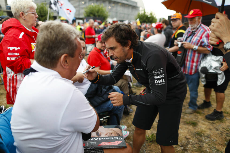 Foto zur News: Mancher Glückspilz ergatterte ein Autogramm von Fernando Alonso ...