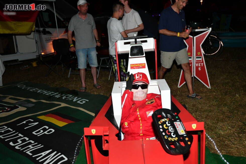 Mancher Fan hatte für die ultimative Stippvisite sogar ein Pappmaché-Modell des Lokalhelden Sebastian Vettel gebastelt. Mancher Fan hatte für die ultimative Stippvisite sogar ein Pappmaché-Modell des Lokalhelden Sebastian Vettel gebastelt.