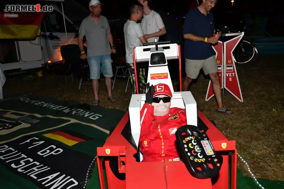 Foto zur News: Mancher Fan hatte für die ultimative Stippvisite sogar ein Pappmaché-Modell des Lokalhelden Sebastian Vettel gebastelt.