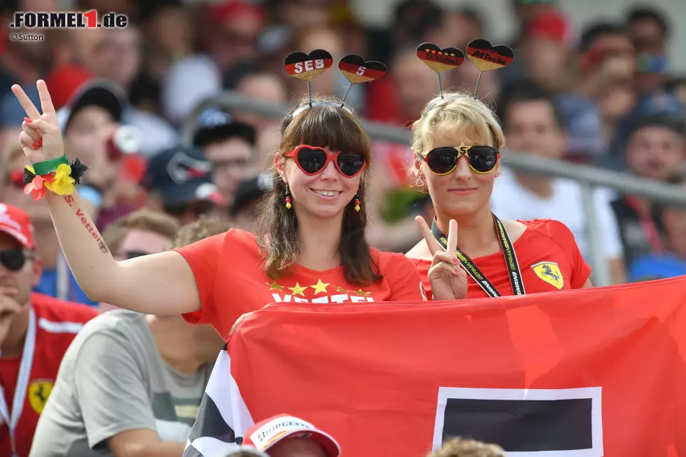 War denn am Sonntag schon Karneval? Die beiden Damen schienen es nicht mit Lewis Hamilton zu halten. Foto zur News: War denn am Sonntag schon Karneval? Die beiden Damen schienen es nicht mit Lewis Hamilton zu halten.