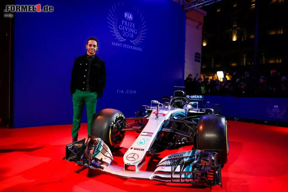Lewis Hamilton am Beginn der Gala. Die Weltmeister-Pressekonferenz am Nachmittag hatte er geschwänzt. "Er ist es leid, die immer gleichen Fragen der immer gleichen Journalisten zu beantworten", scherzte Toto Wolff. Foto zur News: Lewis Hamilton am Beginn der Gala. Die Weltmeister-Pressekonferenz am Nachmittag hatte er geschwänzt. "Er ist es leid, die immer gleichen Fragen der immer gleichen Journalisten zu beantworten", scherzte Toto Wolff.