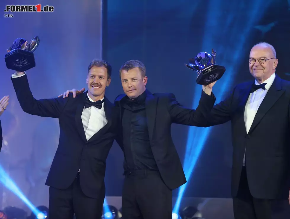 Das war der beste Moment des Abends: Ein sturzbetrunkener Kimi Räikkönen und Sebastian Vettel nehmen ihre Pokale entgegen. Foto zur News: Das war der beste Moment des Abends: Ein sturzbetrunkener Kimi Räikkönen und Sebastian Vettel nehmen ihre Pokale entgegen.