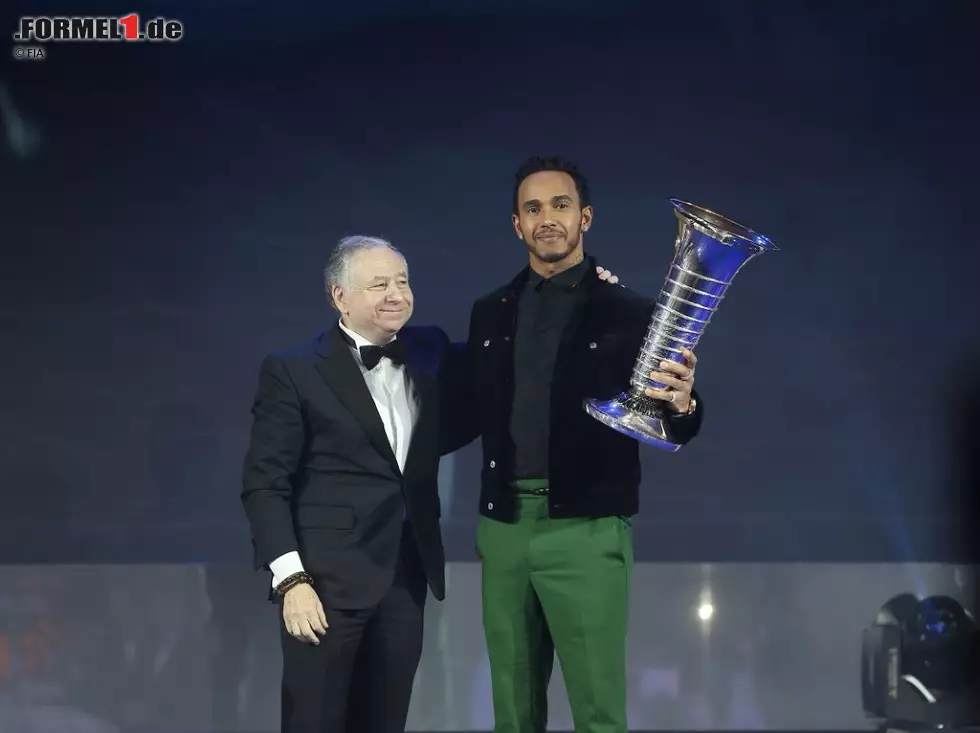 Der wichtigste Moment des Jahres: Lewis Hamilton erhält zum fünften Mal den WM-Pokal. "Ich realisiere es noch gar nicht", sagt er. Foto zur News: Der wichtigste Moment des Jahres: Lewis Hamilton erhält zum fünften Mal den WM-Pokal. "Ich realisiere es noch gar nicht", sagt er.