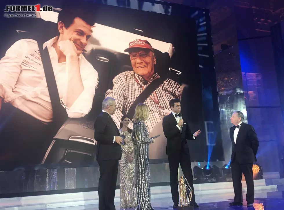 Dabei waren eigentlich andere der "Hauptact". Toto Wolff und Niki Lauda zum Beispiel, die von Jean Todt mit dem Sonderpreis des FIA-Präsidenten ausgezeichnet wurden. Niki, sagte Wolff, werde bald wieder selbst kommen. Foto zur News: Dabei waren eigentlich andere der "Hauptact". Toto Wolff und Niki Lauda zum Beispiel, die von Jean Todt mit dem Sonderpreis des FIA-Präsidenten ausgezeichnet wurden. Niki, sagte Wolff, werde bald wieder selbst kommen.