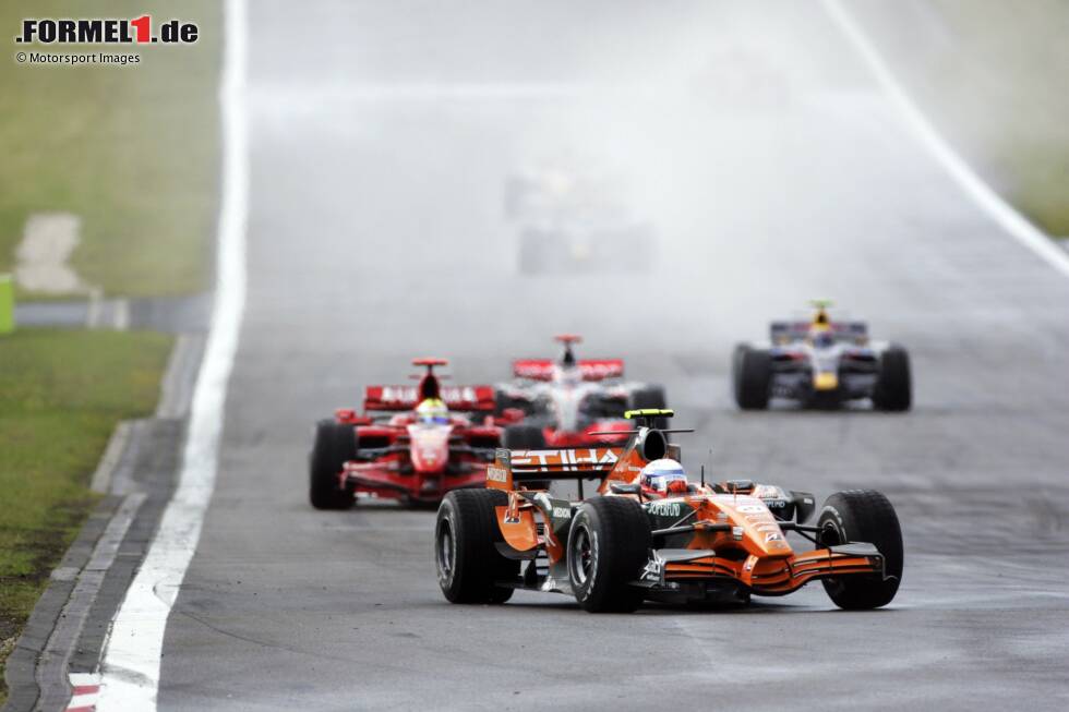 Foto zur News: 2007 erfolgt die nächste Umbenennung von Team und Auto. Mit einem Spyker F8-VII führt Markus Winkelhock bei seinem Formel-1-Debüt den chaotischen Regen-Grand-Prix auf dem Nürburgring zeitweilig an.
