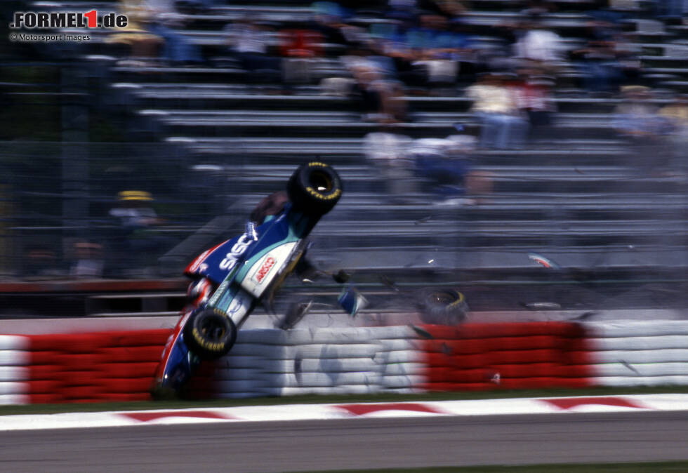 Foto zur News: 1994 verunglückt Rubens Barrichello am Steuer eines Jordan 194 in Imola, wird aber glücklicherweise nicht schwer verletzt.