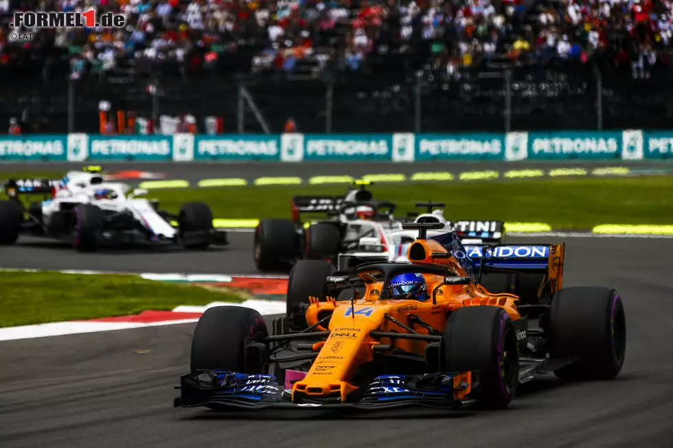 Fernando Alonso (4): Man merkt, dass er auf Abschiedstournee ist - so ein bisschen wie der angehende Rentner, der an seinen letzten Arbeitstagen nur noch widerwillig ins Büro geht. Es reichen auch seine schlechteren Tage, um Vandoorne im Quali zu schlagen. Im Rennen gleich zu Beginn Pech mit dem Ocon-Flügel. Foto zur News: Fernando Alonso (4): Man merkt, dass er auf Abschiedstournee ist - so ein bisschen wie der angehende Rentner, der an seinen letzten Arbeitstagen nur noch widerwillig ins Büro geht. Es reichen auch seine schlechteren Tage, um Vandoorne im Quali zu schlagen. Im Rennen gleich zu Beginn Pech mit dem Ocon-Flügel.