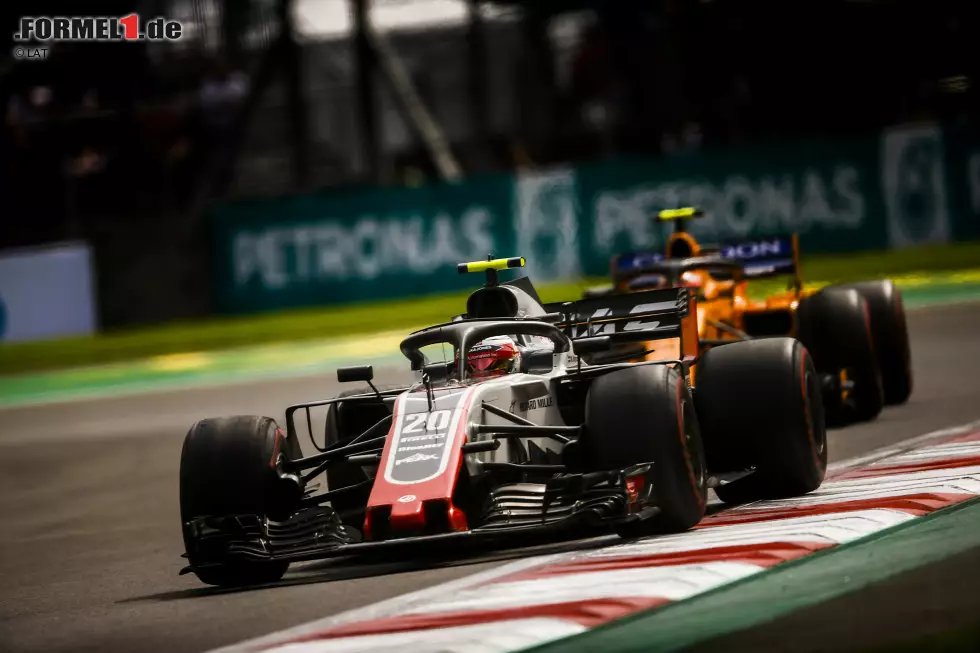Kevin Magnussen (4): Die Haas-Analyse von Grosjean ist natürlich auch für ihn gültig. Zu Beginn sah es so aus, als würde er seine Aufholjagd von 2017 wiederholen. Aber nach dem Wechsel auf Ultrasoft ging nichts mehr. Schade, denn sonst hätte das ein tolles Rennen werden können! Foto zur News: Kevin Magnussen (4): Die Haas-Analyse von Grosjean ist natürlich auch für ihn gültig. Zu Beginn sah es so aus, als würde er seine Aufholjagd von 2017 wiederholen. Aber nach dem Wechsel auf Ultrasoft ging nichts mehr. Schade, denn sonst hätte das ein tolles Rennen werden können!