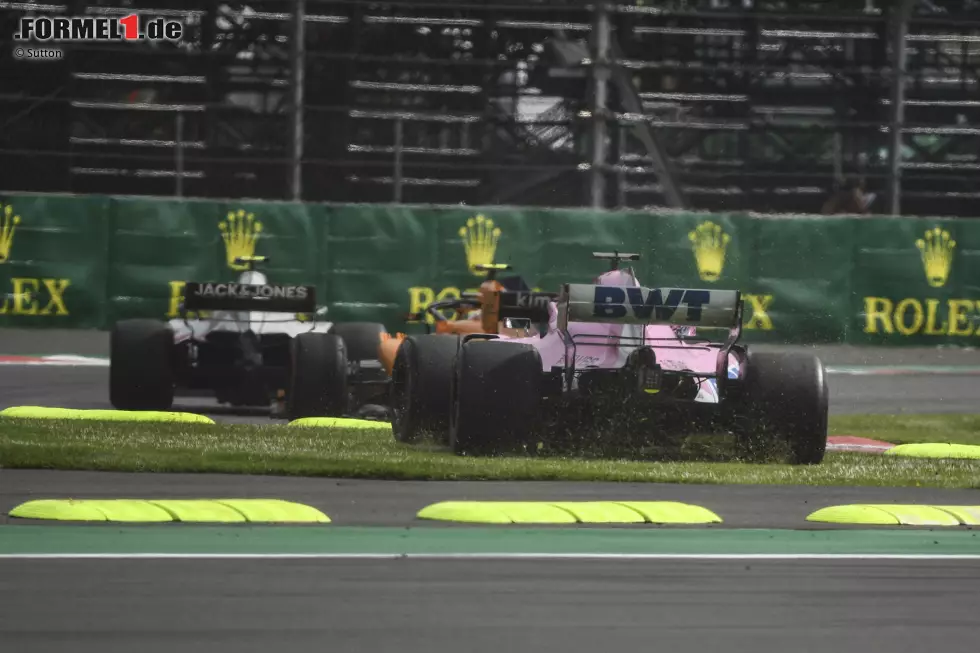 Sergio Perez (3): In Sachen Speed stand er im Schatten von Ocon. Der hatte aber Pech am Start, und so war es dann, sehr zur Freude seiner Fans, Perez, der im Rennen für die Show sorgte. Beide Saubers konnte er einmal auf der Strecke überholen. Letztendlich ein unverschuldeter Ausfall. Für mehr als Note 3 hätte er Ocon schlagen müssen ... Foto zur News: Sergio Perez (3): In Sachen Speed stand er im Schatten von Ocon. Der hatte aber Pech am Start, und so war es dann, sehr zur Freude seiner Fans, Perez, der im Rennen für die Show sorgte. Beide Saubers konnte er einmal auf der Strecke überholen. Letztendlich ein unverschuldeter Ausfall. Für mehr als Note 3 hätte er Ocon schlagen müssen ...