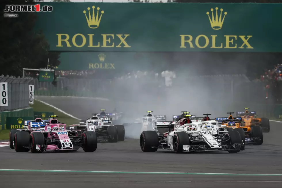 Esteban Ocon (3): ..., der war aber souverän und sicherte sich im Qualifying genau den elften Platz, den er sich vorgenommen hatte - eine Kunst für sich. An der Karambolage, die ihm den Frontflügel kostete, war er ein bisschen selbst schuld: Rennunfall. Und so wurde er dann stark unter Wert geschlagen. Bis hin zur Kollision mit Hartley. Foto zur News: Esteban Ocon (3): ..., der war aber souverän und sicherte sich im Qualifying genau den elften Platz, den er sich vorgenommen hatte - eine Kunst für sich. An der Karambolage, die ihm den Frontflügel kostete, war er ein bisschen selbst schuld: Rennunfall. Und so wurde er dann stark unter Wert geschlagen. Bis hin zur Kollision mit Hartley.