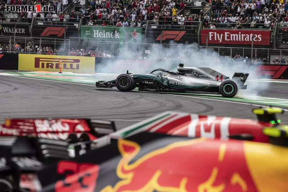 Lewis Hamilton (3): Wir wollen dem neuen Weltmeister nicht die Party verderben, aber selbst wenn es technische Gründe für das schlechte Mercedes-Abschneiden gegeben haben mag, war Hamilton in Mexiko auch fahrerisch nicht auf der Höhe seines Schaffens. War gar nicht notwendig. Weil er es davor schon oft genug war. Foto zur News: Lewis Hamilton (3): Wir wollen dem neuen Weltmeister nicht die Party verderben, aber selbst wenn es technische Gründe für das schlechte Mercedes-Abschneiden gegeben haben mag, war Hamilton in Mexiko auch fahrerisch nicht auf der Höhe seines Schaffens. War gar nicht notwendig. Weil er es davor schon oft genug war.