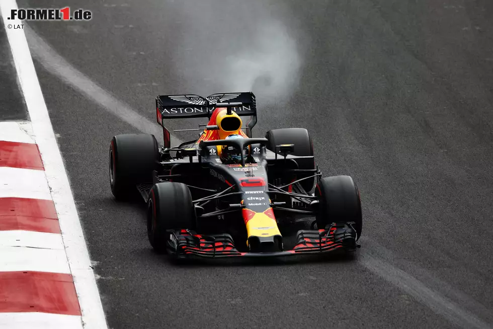 Daniel Ricciardo (2): Es gibt Punktabzug für die verschleuderte Pole, denn für den Wheelspin am Start ist er selbst verantwortlich. Danach war er - wie nicht anders zu erwarten war - in Sachen Speed die Nummer 2 bei Red Bull. Aber er wäre trotzdem Zweiter geworden, wenn ihn nicht die Kupplung im Stich gelassen hätte. Foto zur News: Daniel Ricciardo (2): Es gibt Punktabzug für die verschleuderte Pole, denn für den Wheelspin am Start ist er selbst verantwortlich. Danach war er - wie nicht anders zu erwarten war - in Sachen Speed die Nummer 2 bei Red Bull. Aber er wäre trotzdem Zweiter geworden, wenn ihn nicht die Kupplung im Stich gelassen hätte.