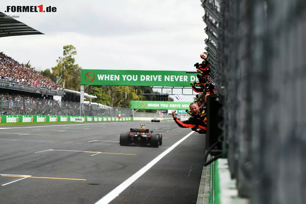 Max Verstappen (1): Was gibt's da groß zu sagen? Einfach ein tolles Rennen. Kritisch anmerken könnte man, dass er sich im zweiten Q3-Run nicht steigern konnte, was Ricciardo eiskalt ausgenutzt hat. Aber gerade deswegen hat Verstappen nur drei Stunden geschlafen und war für das Rennen so heiß. Top! Foto zur News: Max Verstappen (1): Was gibt's da groß zu sagen? Einfach ein tolles Rennen. Kritisch anmerken könnte man, dass er sich im zweiten Q3-Run nicht steigern konnte, was Ricciardo eiskalt ausgenutzt hat. Aber gerade deswegen hat Verstappen nur drei Stunden geschlafen und war für das Rennen so heiß. Top!