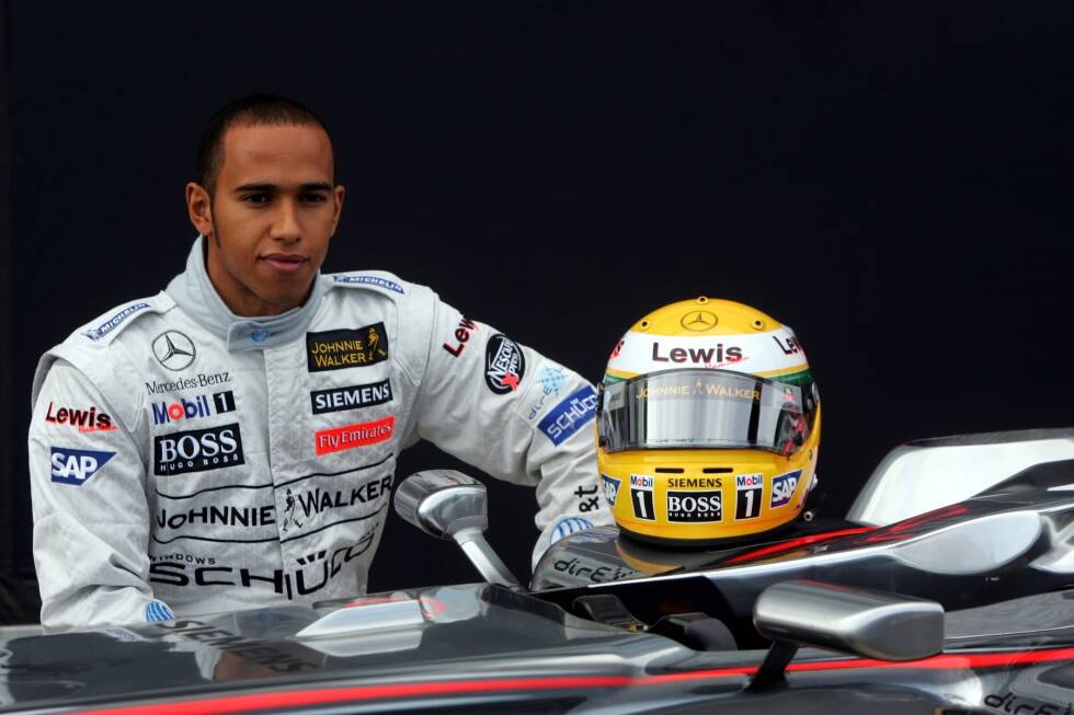Foto zur News: 19. September 2006: Lewis Hamilton posiert mit dem McLaren MP4-21, mit dem er in Silverstone seinen ersten Formel-1-Test absolviert. Unser Foto-Rückblick auf die Premiere des britischen Ausnahmetalents im Grand-Prix-Rennwagen!