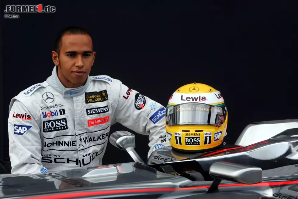 Foto zur News: 19. September 2006: Lewis Hamilton posiert mit dem McLaren MP4-21, mit dem er in Silverstone seinen ersten Formel-1-Test absolviert. Unser Foto-Rückblick auf die Premiere des britischen Ausnahmetalents im Grand-Prix-Rennwagen!