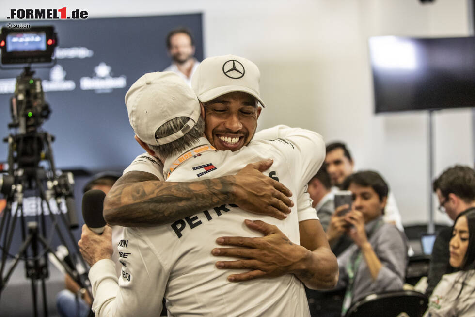 Foto zur News: Die Pflicht ruft: Kurz vor der Pressekonferenz als Weltmeister umarmt Hamilton noch langjährige Freunde und Wegbegleiter