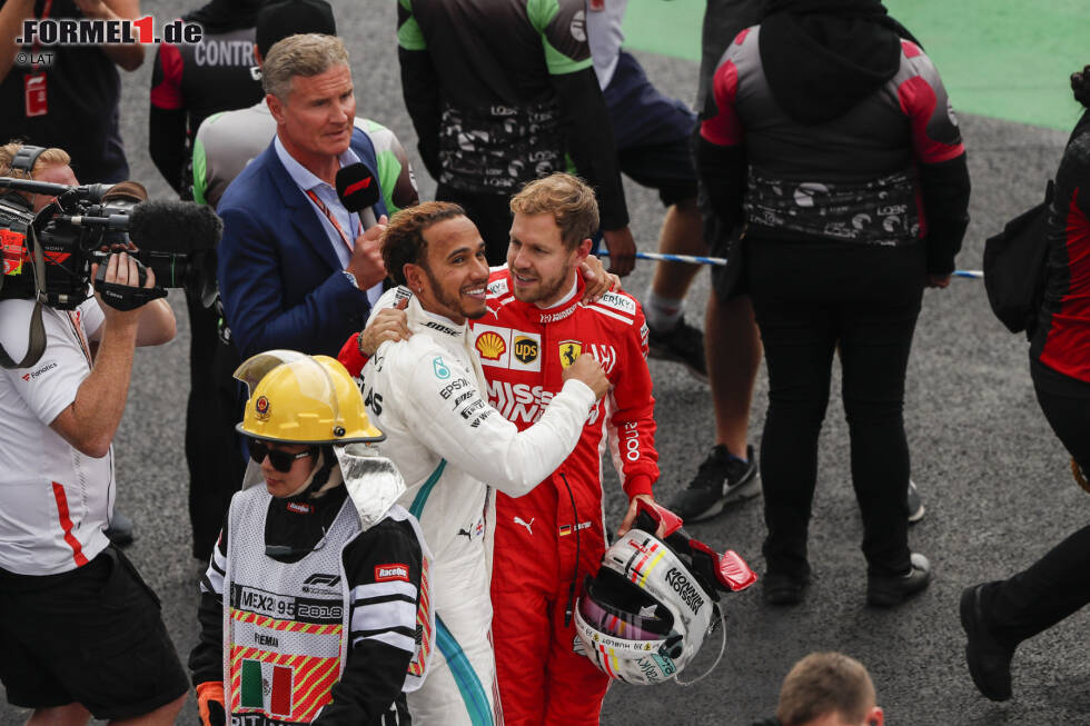 Foto zur News: Dann gratuliert auch Sebastian Vettel, der Hamilton im WM-Kampf 2018 unterlegen ist - freundschaftliche Worte werden gewechselt