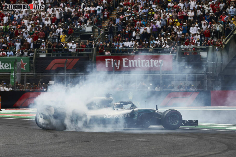 Hamilton feiert den Titel mit ein paar Donuts in seinem Meisterauto W09, vor den vielen Fans im Stadion-Bereich von Mexiko-Stadt Hamilton feiert den Titel mit ein paar Donuts in seinem Meisterauto W09, vor den vielen Fans im Stadion-Bereich von Mexiko-Stadt