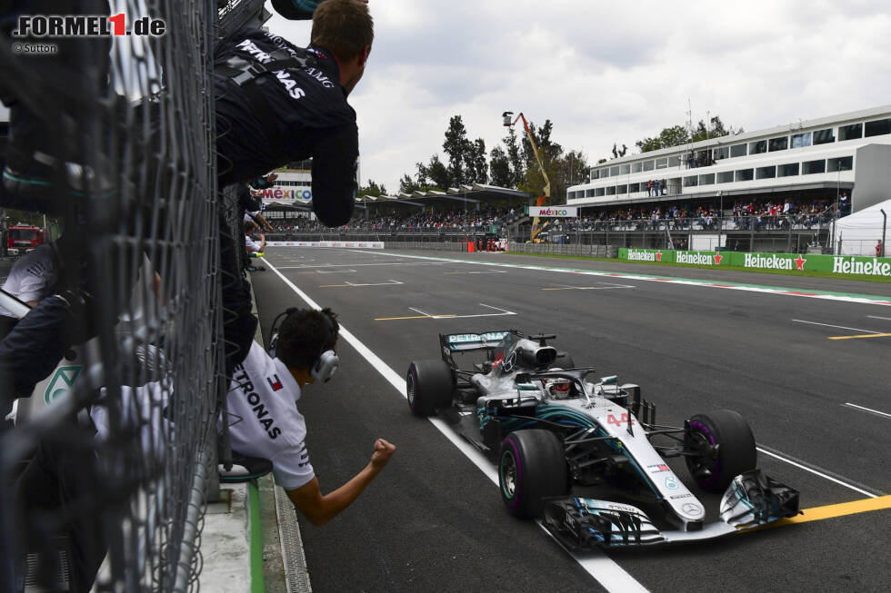 Geschafft: Lewis Hamilton fährt auf P4 ins Ziel. Damit steht fest: Er ist zum fünften Mal Formel-1-Weltmeister! Geschafft: Lewis Hamilton fährt auf P4 ins Ziel. Damit steht fest: Er ist zum fünften Mal Formel-1-Weltmeister!
