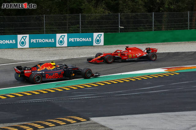 Foto zur News: Hamilton hatte Vettel bei der Anfahrt zur zweiten Schikane außen angegriffen, woraufhin Vettel in den Mercedes fuhr und sich drehte.