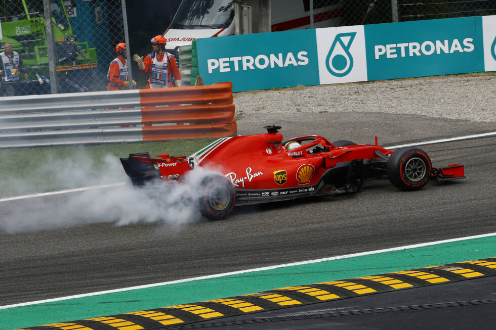 Foto zur News: Vettel musste das ganze Feld vorbeiziehen lassen, bevor er wieder auf die Reise gehen konnte. Hamilton konnte hingegen Rang zwei behalten.