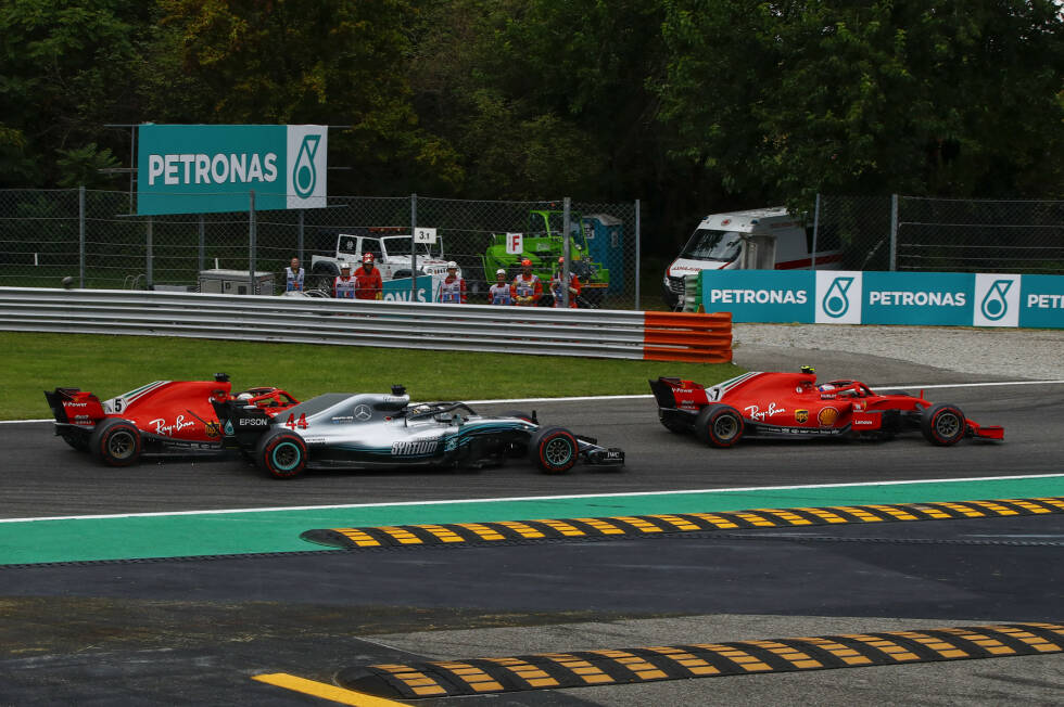 Foto zur News: Hamilton hatte Vettel bei der Anfahrt zur zweiten Schikane außen angegriffen, woraufhin Vettel in den Mercedes fuhr ...
