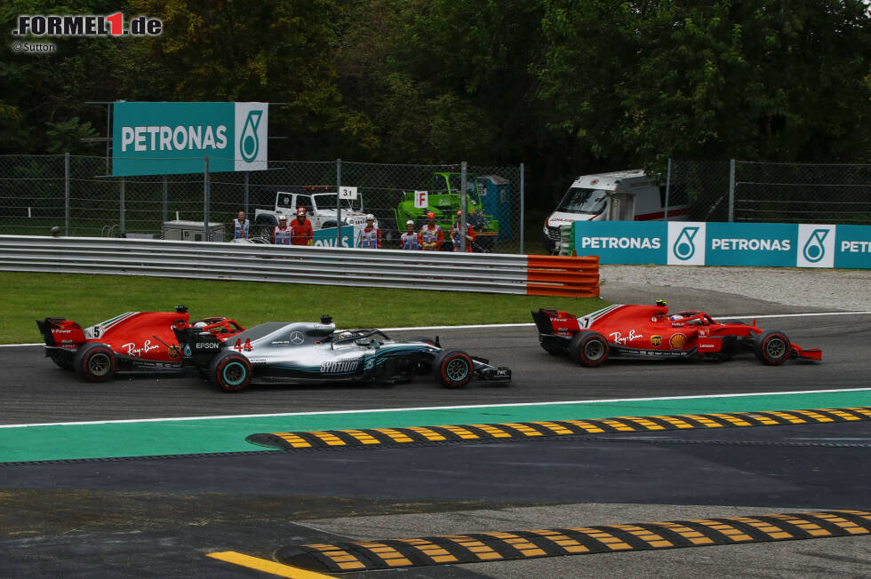 Foto zur News: Hamilton hatte Vettel bei der Anfahrt zur zweiten Schikane außen angegriffen, woraufhin Vettel in den Mercedes fuhr ...