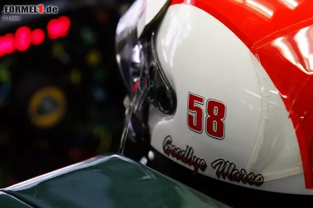 Dieses Bild hat einen traurigen Hintergrund: Jarno Trulli fährt 2011 in Indien mit dem Helmdesign von Marco Simoncelli. Der Motorradpilot starb wenige Tage zuvor beim MotoGP-Rennen in Sepang. Foto zur News: Dieses Bild hat einen traurigen Hintergrund: Jarno Trulli fährt 2011 in Indien mit dem Helmdesign von Marco Simoncelli. Der Motorradpilot starb wenige Tage zuvor beim MotoGP-Rennen in Sepang.