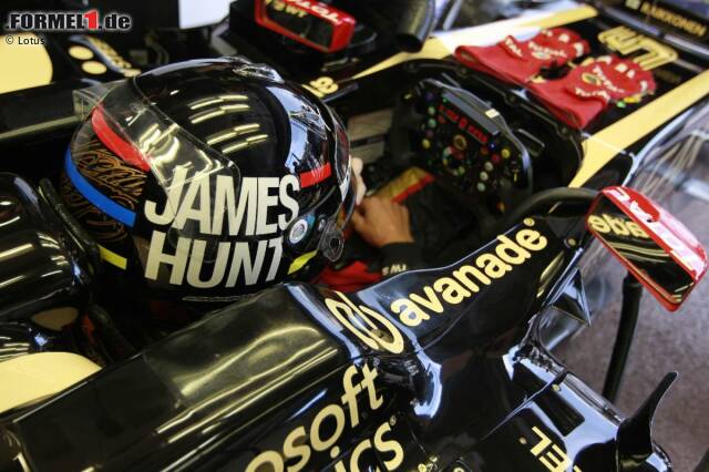 Foto zur News: Na, wer weiß noch, wer sich hier versteckt? Es ist Kimi Räikkönen, der ein bekennender Fan von James Hunt ist. Er geht 2012 - ebenfalls in Monaco - mit dem Design des Champions von 1976 an den Start. Das Rennen im Fürstentum beendet er am Ende als Neunter.