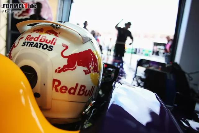 Sebastian Vettel ist für seine ausgefallenen Helme bekannt. 2013 in Australien verwendet er das Helmdesign von Extremsportler Felix Baumgartner, welches dieser 2012 bei seinem Sprung aus der Stratosphäre trug. Vettel gelingt damit immerhin der "Sprung" aufs Podium, er wird Dritter. Foto zur News: Sebastian Vettel ist für seine ausgefallenen Helme bekannt. 2013 in Australien verwendet er das Helmdesign von Extremsportler Felix Baumgartner, welches dieser 2012 bei seinem Sprung aus der Stratosphäre trug. Vettel gelingt damit immerhin der "Sprung" aufs Podium, er wird Dritter.