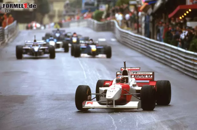 Michael Schumacher im McLaren? Nein, es ist David Coulthard 1996 in Monaco. In diesem Fall ist das allerdings keine Hommage. Weil Coulthard ein Problem mit seinem eigenen Helm hat und das Visier immer beschlägt, leiht er sich vor dem Rennen kurzerhand einen bei "Schumi" aus - und fährt damit sogar auf Platz zwei! Foto zur News: Michael Schumacher im McLaren? Nein, es ist David Coulthard 1996 in Monaco. In diesem Fall ist das allerdings keine Hommage. Weil Coulthard ein Problem mit seinem eigenen Helm hat und das Visier immer beschlägt, leiht er sich vor dem Rennen kurzerhand einen bei "Schumi" aus - und fährt damit sogar auf Platz zwei!